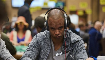 WSOP - Day 2C: Iveyova púť main eventom dlho netrvala