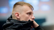 Andrej Desset na shortstacku vo finálovej 10-tke WSOPC Opening Event