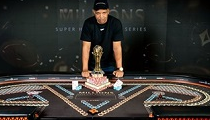 Phil Ivey pozdvihol trofej nad hlavu v $50k Short Decku MILLIONS Sochi SHRS